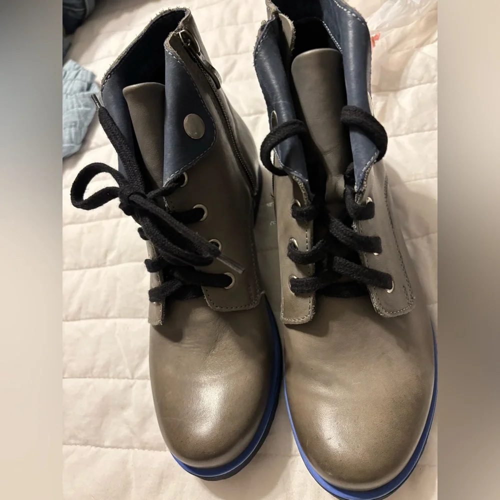 V Italia Women's Ankle Bootie Gray with Blue Leather Size 36 In EUC‎ No Box